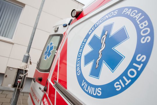 Vilniaus rajone vilkikas atsitrenkė į automobilį, sužalotas ratą keitęs vyras