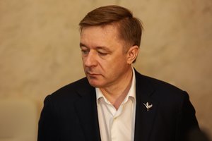 R. Karbauskis grasina pirmalaikiais rinkimais, jei V. Pranckietis nesitrauks