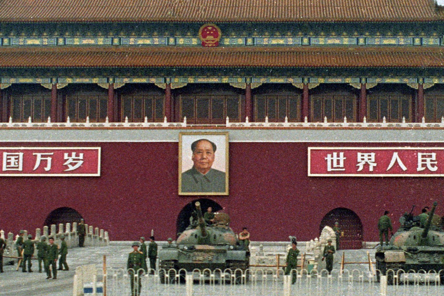  Kinijos valdžios pareigūnai artėjant birželio 4-ajai turi nemažai darbo. Jie prieš artėjančias 30-ąsias Tiananmenio aikštės žudynes užsiima cenzūros užtikrinimu ir suima visus grėsmę keliančius aktyvistus.<br> Reuters/Scanpix nuotr.