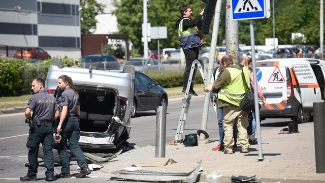 Nufilmuota: po susidūrimo su pavežėju Vilniuje apvirto automobilis