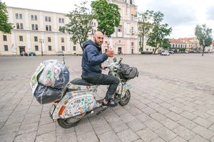 Po Europą motoroleriu keliaujantis italas naujoje knygoje aprašys ir Kauną