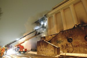 Griaunami Profesinių sąjungų rūmai palaidos ir po jais buvusias paslaptis