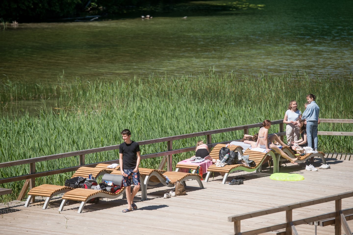 Šios vasaros naujovė – patogūs gultai poilsiautojams ant Žaliųjų ežerų tiltų. Viliamasi, kad vandalams jie neužklius.