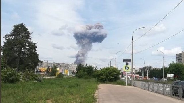 Gyventojai nufilmavo galingų sprogimų seriją sprogmenų gamykloje: yra sužeistų
