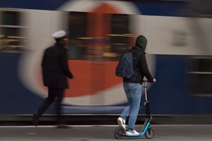 Nedrausmingiems paspirtukininkams skelbia karą: „Gatvėmis skrieja žudikai!“