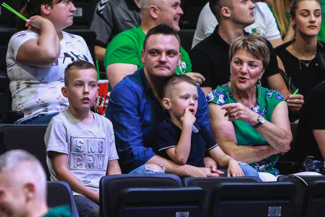  LKL finalo rungtynių momentai: Šarūno Jasikevičiaus brolis Vytenis ir mama Rita<br> G.Bitvinsko nuotr.