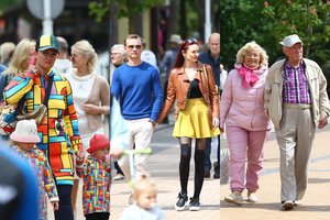 Palanga pasitinka vasarą: Basanavičiaus gatvėje – spalvų įvairovė ir striukės