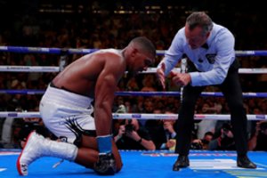 Staigmena bokso pasaulyje – pirmąkart suklupęs Anthony Joshua prarado keturis čempiono  diržus
