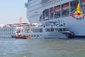 Venecijoje kruizinis laivas taranavo turistų laivelį