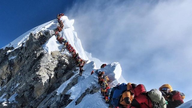 Himalajuose dingo dar aštuoni alpinistai, aukų gali daugėti