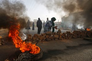 Sudano sostinėje kariškiams jėga vaikant protestuotojus žuvo mažiausiai 9 žmonės