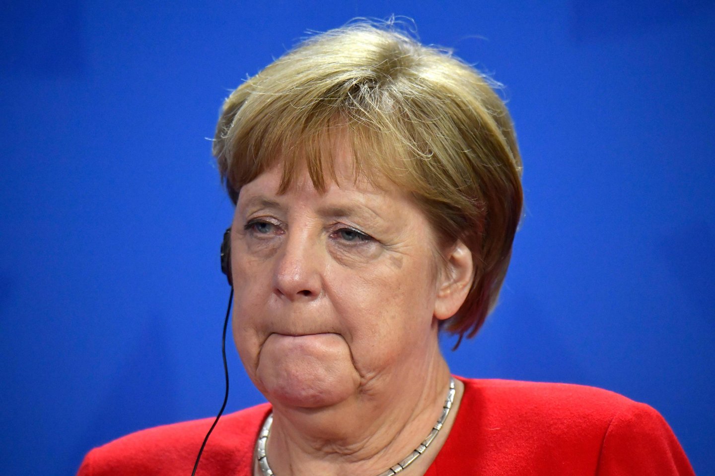 Vokietijos kanclerės Angelos Merkel vyriausybei priklausančios partijos pirmadienį rengia atskiras krizines derybas, jų trapiai valdančiajai koalicijai patyrus naują rimtą smūgį, kai postą paliko jaunesniosios koalicijos partnerės – Socialdemokratų partijos (SPD) – lyderė.