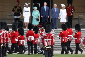 Karalienė Elizabeth II pasitiko D. Trumpą Bakingamo rūmuose