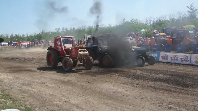 Rusijoje surengtos neįprastos lenktynės – greičiu stebino traktorių vairuotojai