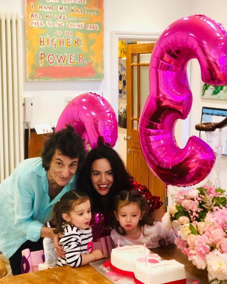 Ronnie Woodas su žmona Sally (41 m.) atšventė trečiąjį savo dvynių gimtadienį.<br>Instagram nuotr.