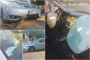 Vilniaus centre – dar vienas ant kuolelio „pasimovęs“ automobilis: dužo stiklas, iššovė oro pagalvės