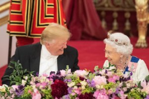 Didelę meilę pajutęs D. Trumpas žėrė liaupsių Jungtinės Karalystės monarchei