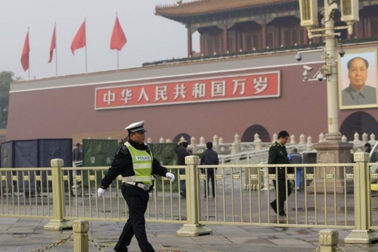 Kinijos policija pirmadienį evakavo žmones iš Tiananmenio aikštės Pekine.<br>Reuters/Scanpix nuotr.