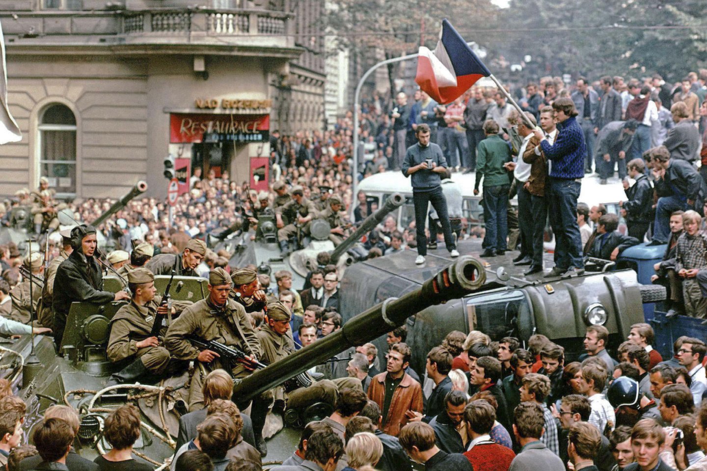  1968 merų rugpjūtį Varšuvos sutarties valstybių kariuomenė įžengė į Čekoslovakiją, kad numalšintų vadinamąjį Prahos pavasarį – bandymą demokratizuoti komunistinę sistemą.<br> Reuters/Scanpix nuotr.