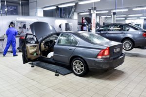5 darbai, kuriuos privalo atlikti servise automobilį apžiūrintys meistrai