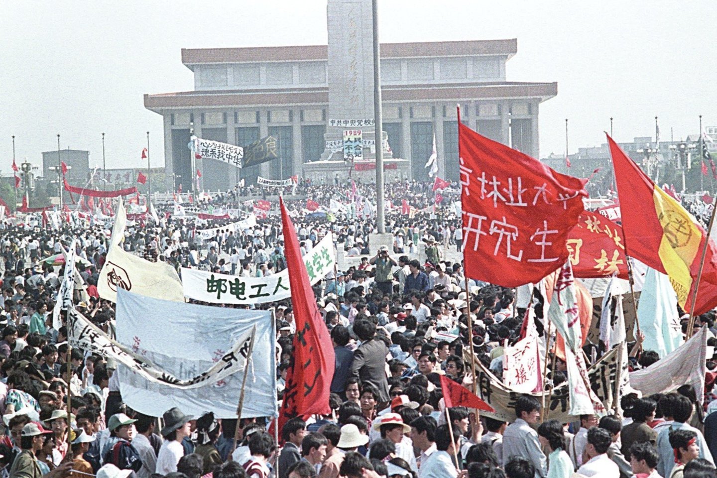 1989 m. demokratijos ir laisvės reikalavę studentai būrėsi simbolišku Kinijos politinės valdžios centru laikomoje Tiananmenio aikštėje. <br>„Reuters“/„Scanpix“ nuotr.