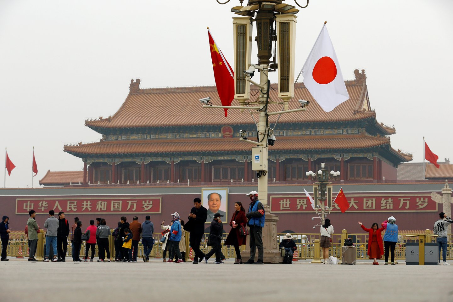 Kinijos valdžios pareigūnai artėjant birželio 4-ajai turi nemažai darbo. Jie prie<br>Reuters/Scanpix nuotr.