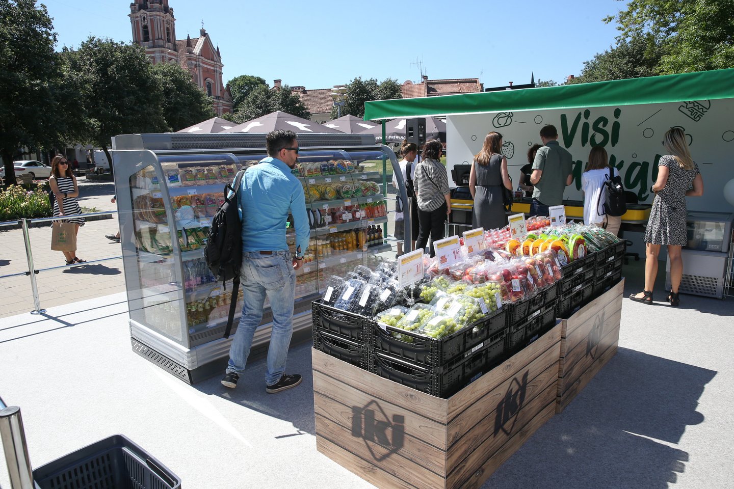 Vienadienę parduotuvę „Iki“ atvėrė sostinės Rūdininkų skvere – vienoje iš žaliųjų miesto zonų.<br> R.Danisevičiaus nuotr. 