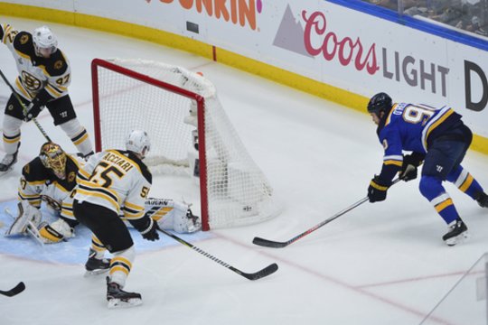 „St. Louis Blues“ klubas namuose 4:2 (2:1, 0:1, 2:0) įveikė „Boston Bruins“ ekipą ir išlygino serijos iki keturių pergalių rezultatą 2:2.<br>Scanpix nuotr.
