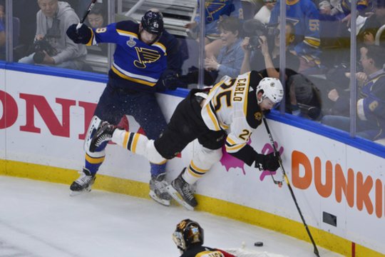 „St. Louis Blues“ klubas namuose 4:2 (2:1, 0:1, 2:0) įveikė „Boston Bruins“ ekipą ir išlygino serijos iki keturių pergalių rezultatą 2:2.<br>Scanpix nuotr.