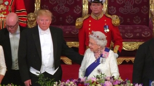 Užfiksuota: Donaldas Trumpas šiurkščiai pažeidė karališkąjį etiketą