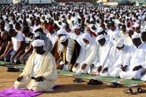 Musulmonai visame pasaulyje pradeda švęsti Id al Fitrą, kurį temdo karai ir neramumai