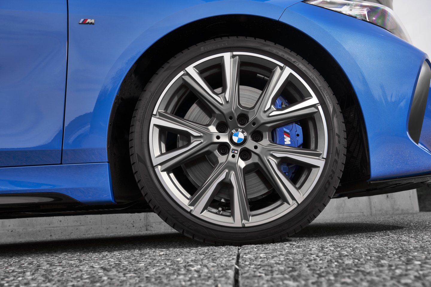  1 serijos BMW nuo šiol bus varomas priekiniais arba visais keturiais ratais.<br> Gamintojo nuotr.