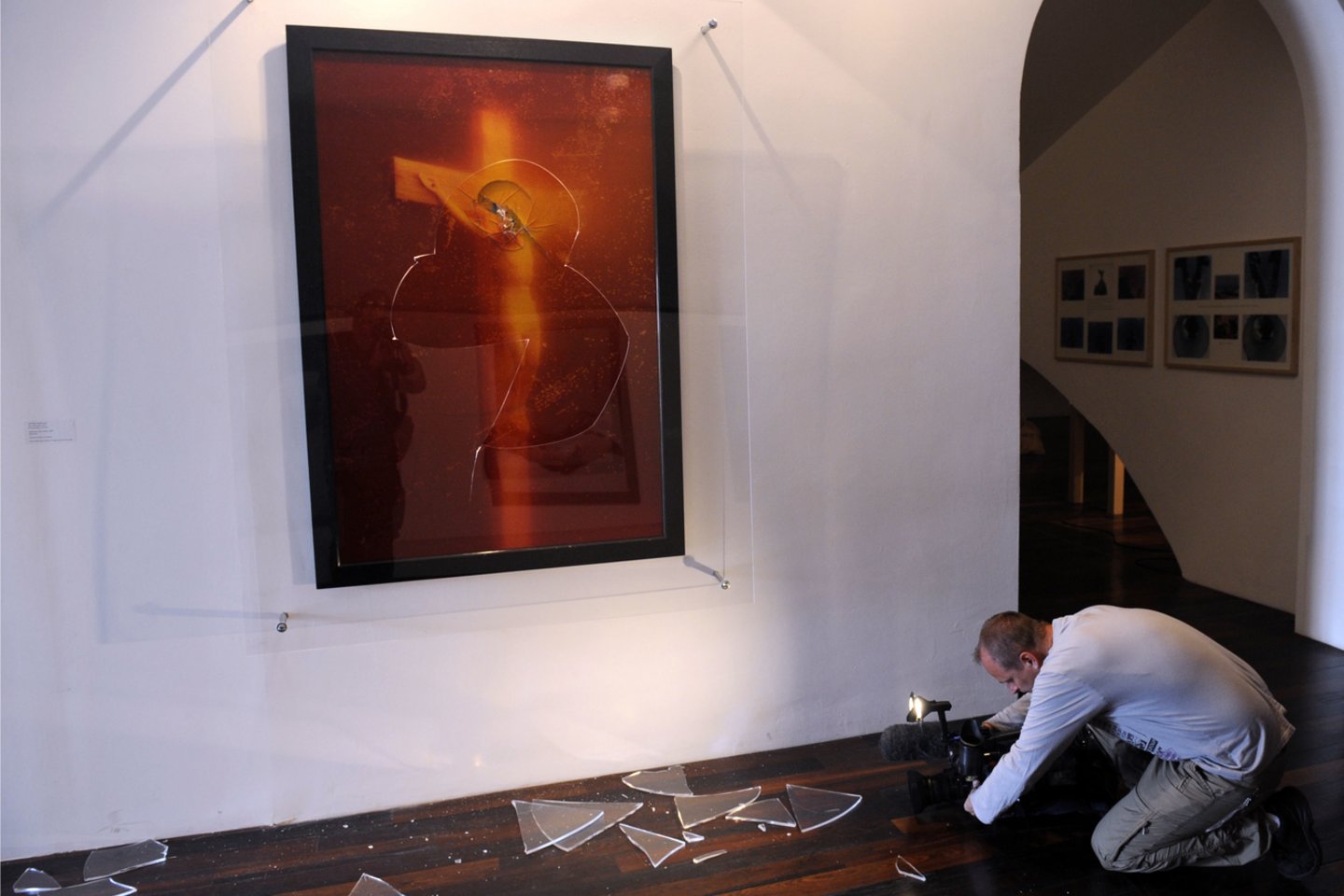  Avinjono (Prancūzija) muziejuje žiūrovų sudaužytas Andreso Serrano kūrinys „Myžalų Kristus“.<br> Scanpix/AFP nuotr.