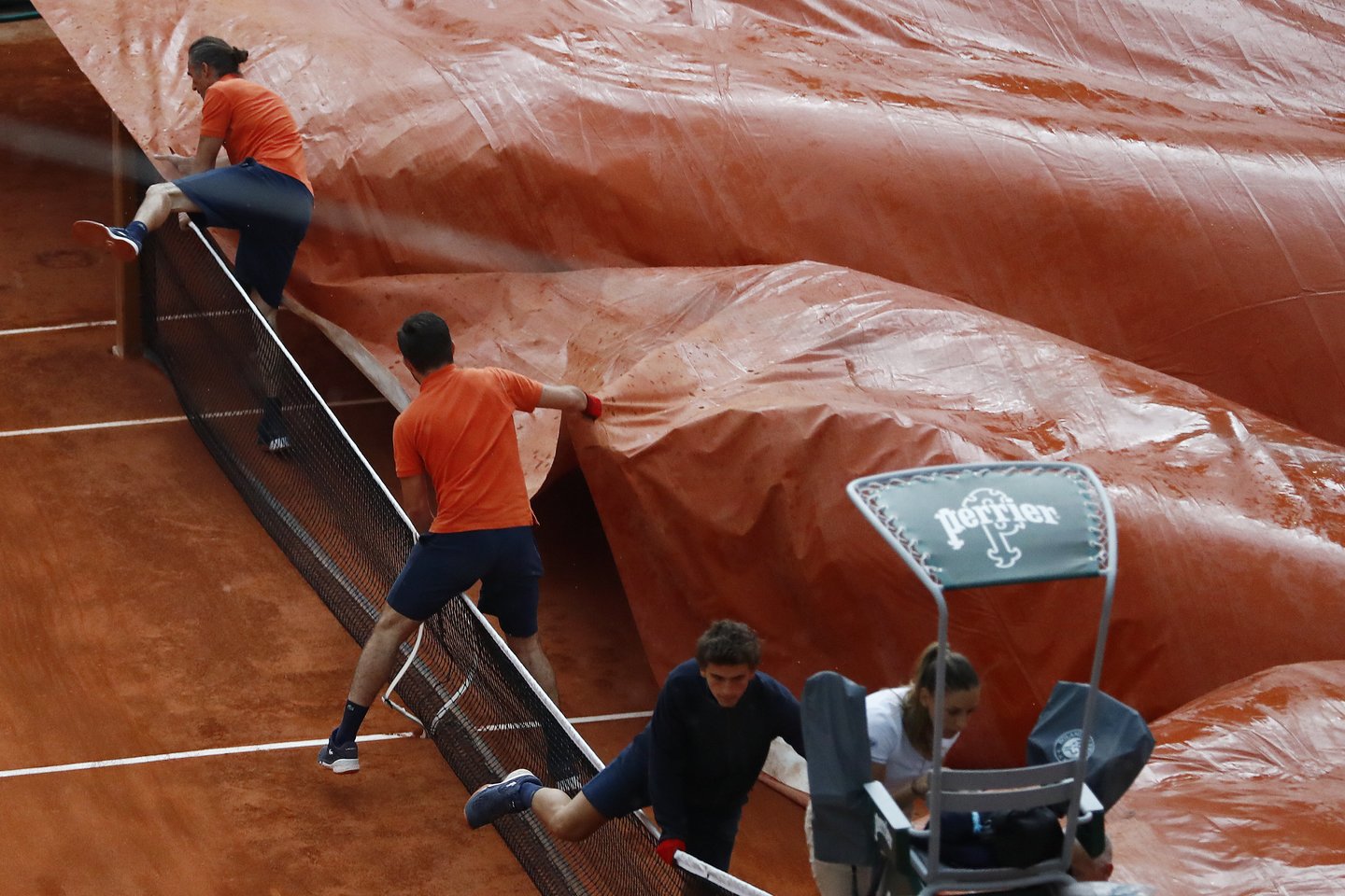  Prancūzijoje teniso dvikovas buvo nutraukęs lietus.<br> Reuters/Scanpix nuotr.