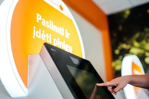 „Swedbank“ atsišviežina – pradėjo diegti naujos kartos bankomatus 