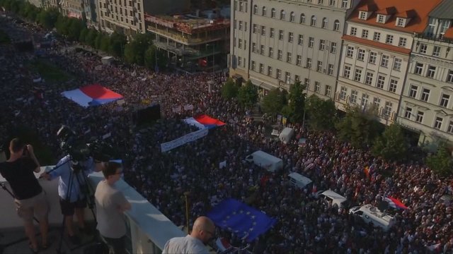 Neramumai Prahoje: minia sukilo prieš trąšų įmonę ES pinigais maitinusį premjerą