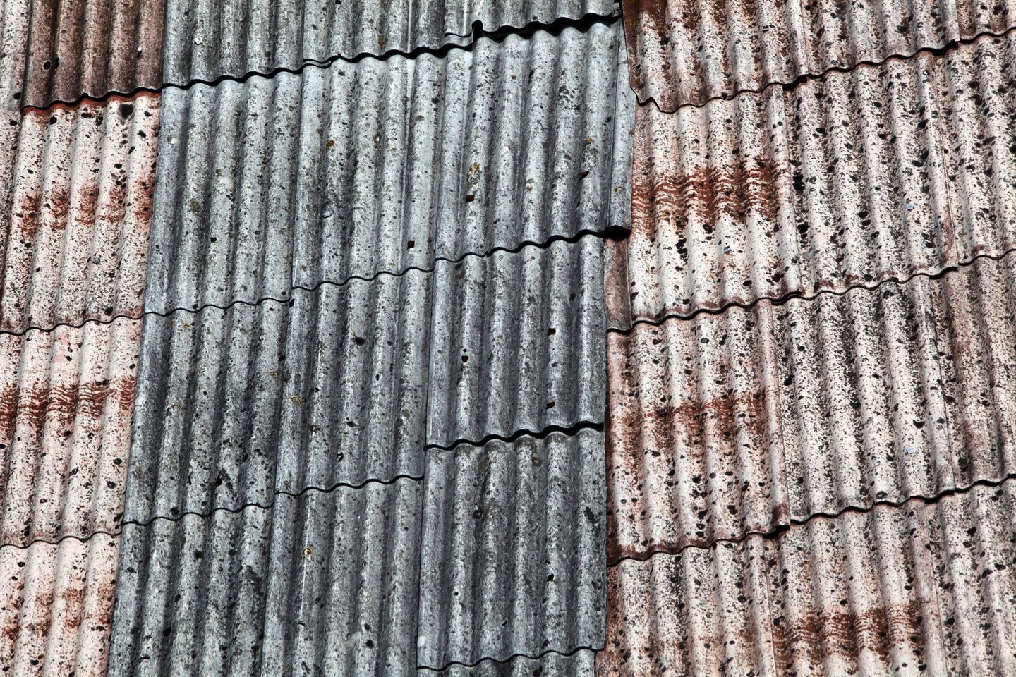 Azbestas, šiferis, stogas<br>V.Balkūno nuotr.