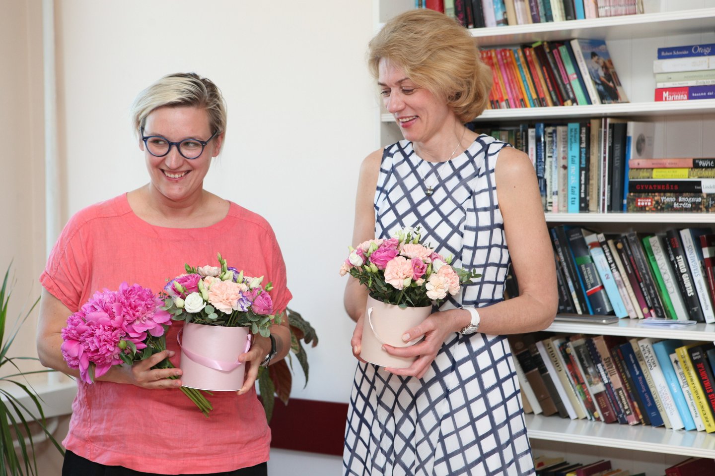 Parodos autorė Monika Požerskytė su profesore Sonata Jarmalaite.<br> D.Liubamirskaitės nuotr.