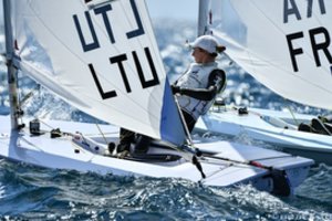 Sudėtingą plaukimą laimėjusi buriuotoja V. Andrulytė – pasaulio taurės finalo lyderė