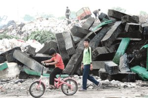 Įspėja dėl itin žiauraus scenarijaus – kai kurios šalys jau dabar tampa milžiniškais sąvartynais