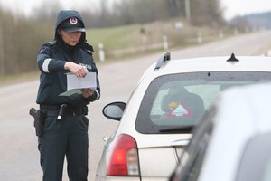 Birželio 6-ąją policija vairuotojams rengia neeilinius reidus – pažeidėjai neteks teisių