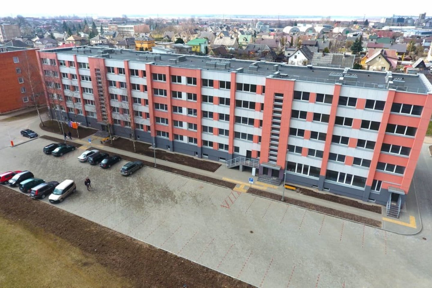 2011 metais buvęs mokyklos bendrabutis kainavo kiek daugiau nei 200 tūkst. litų.<br>Ugnės Usevičiūtės nuotr.
