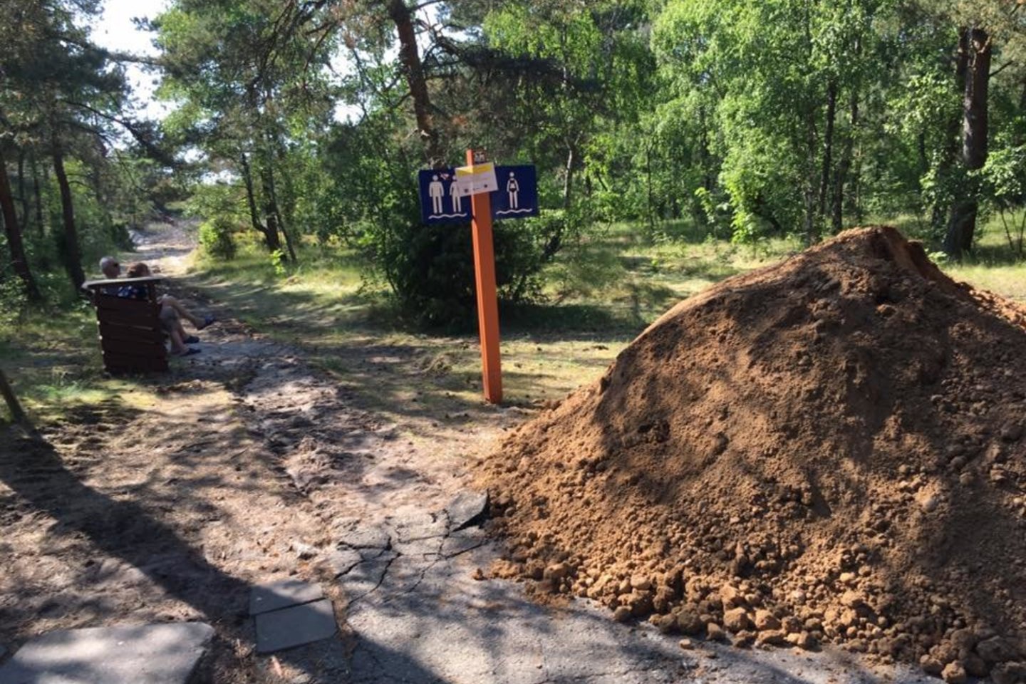 Kuršių nerijoje tiesiami takeliai.<br> J. Jučo nuotr.