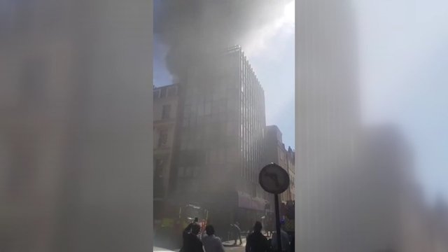 Vaizdai ir siaubingo gaisro Londone: visos specialiosios tarnybos sukeltos ant kojų
