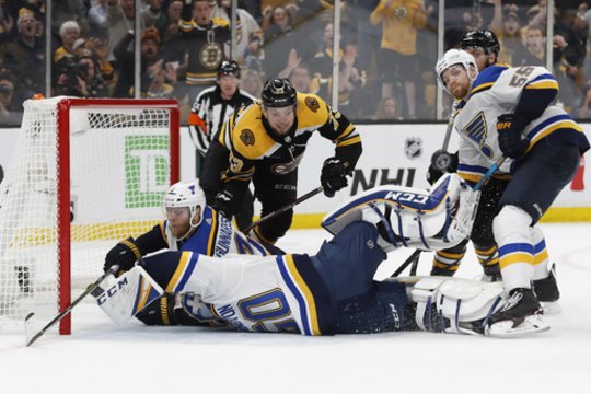 NHL Stanley taurės turnyro finalo penktosiose rungtynėse ketvirtadienį „St. Louis Blues“ svečiuose 2:1 įveikė „Boston Bruins“ ir serijoje iki keturių pergalių išsiveržė į priekį 3-2. <br> Scanpix.com nuotr.