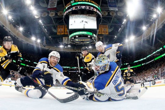 NHL Stanley taurės turnyro finalo penktosiose rungtynėse ketvirtadienį „St. Louis Blues“ svečiuose 2:1 įveikė „Boston Bruins“ ir serijoje iki keturių pergalių išsiveržė į priekį 3-2. <br> Scanpix.com nuotr.