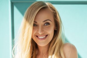 Latvių ir serbų kraujo turinti atlikėja Baiba scenoje atiduoda visą save