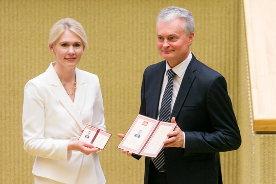 Jau su oficialiu dokumentu: G. Nausėdai įteikė prezidento pažymėjimą