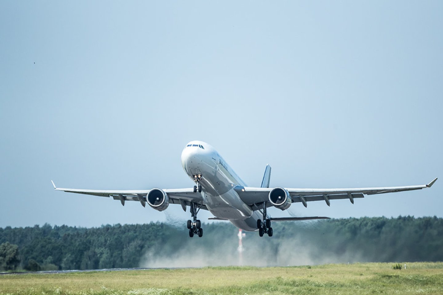  „Airbus A330“ yra vienintelis tokio tipo ir dydžio orlaivis, registruotas Baltijos šalyse, skirtas  tolimųjų skrydžių rinkoms. Lėktuvas turi 307 keleivių vietas, iš kurių 30 – verslo klasės.<br>Bendrovės nuotr.