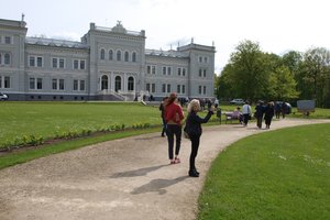 Oginskio dvaras bėgančius verčia sustoti – girdit, kaip skamba muzika?